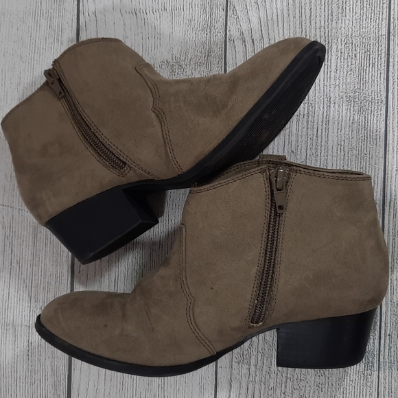 Old Navy Western Style Ankle Boot - Picture 4 of 6